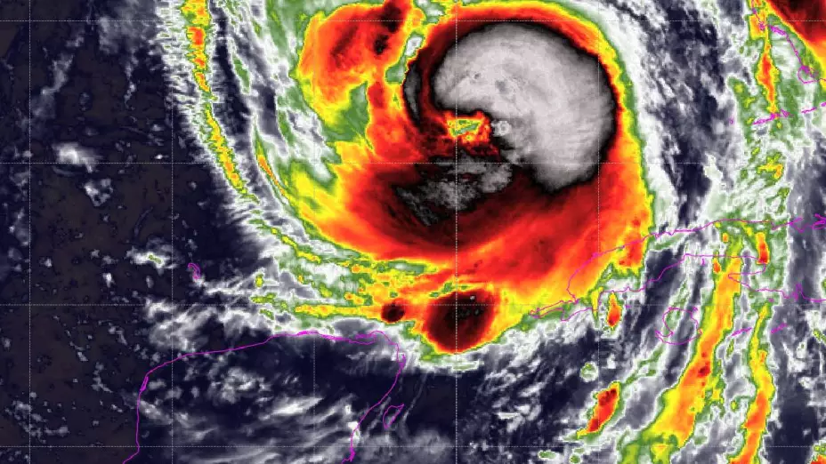 ÚLTIMA HORA_ Huracán Helene se intensifica a categoría 2 mientras se aleja de la Península de Yucatán