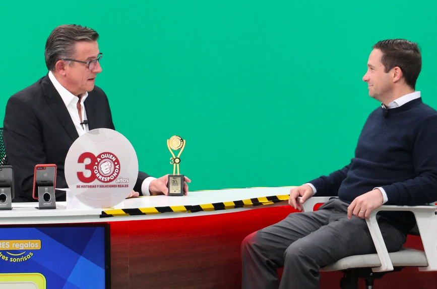 Benjamín Salinas entregó un especial reconocimiento a Jorge Garralda por estos 30 años de A Quien Corresponda