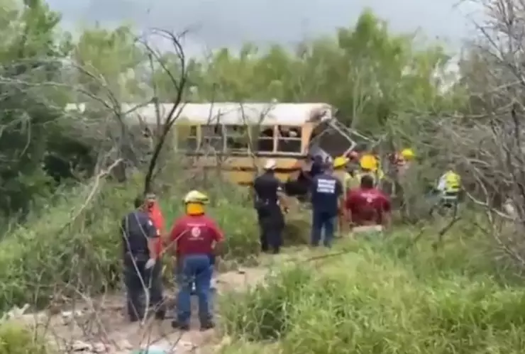 Accidente en la carretera Ribereña deja 20 estudiantes heridos.