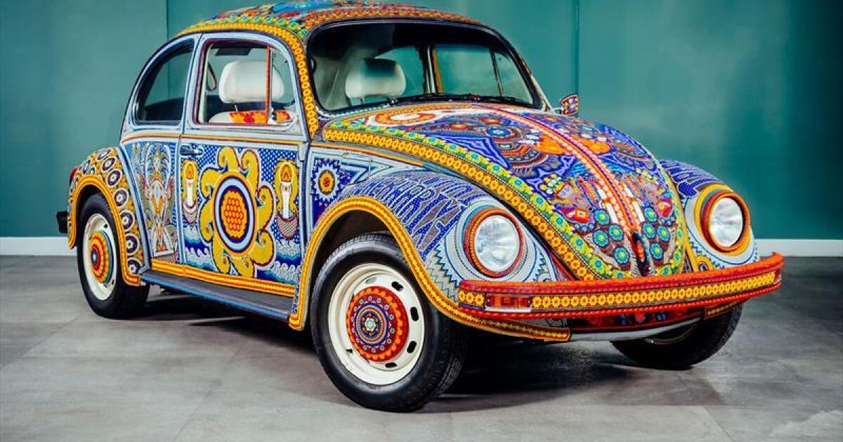 Vochol”: el sedán de Volkswagen adornado por arte huichól