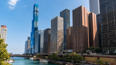 Vista de edificios y río de Chicago