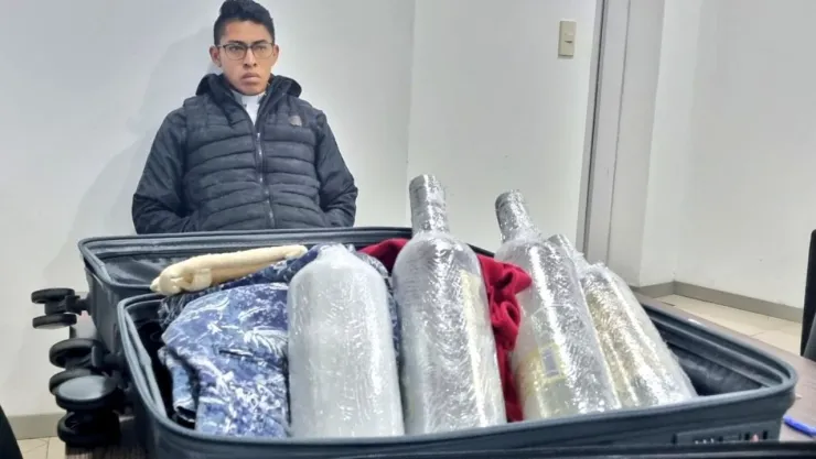 ¡Trasladaba tequila y metanfetaminas! Detienen a mexicano aspirante a sacerdote en Paraguay