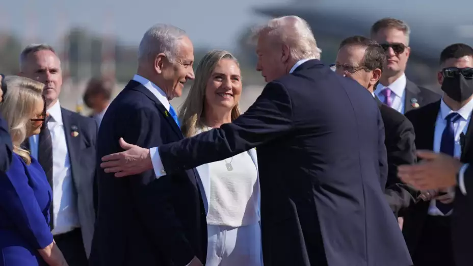 El premier israelí, Benjamin Netanyahu, da la bienvenida al presidente de EU, Donald Trump