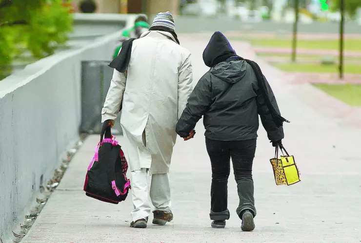 personas abrigadas caminando