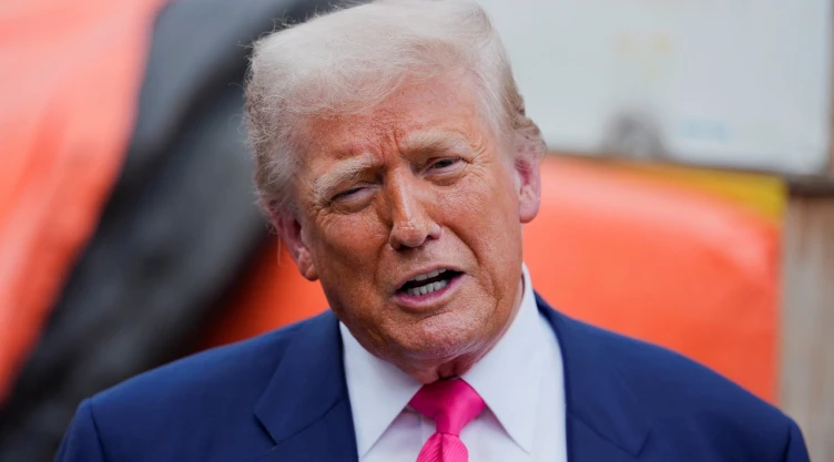 Nueva York enfrenta una demanda federal por sus leyes migratorias. Trump acusa a la ciudad de interferir en políticas de inmigración.