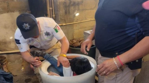 Rescatan a niño atrapado en lavadora en Metepec, Edomex