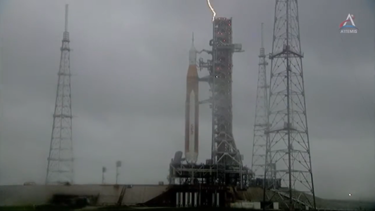 Rayo impacta la plataforma de lanzamiento de la NASA