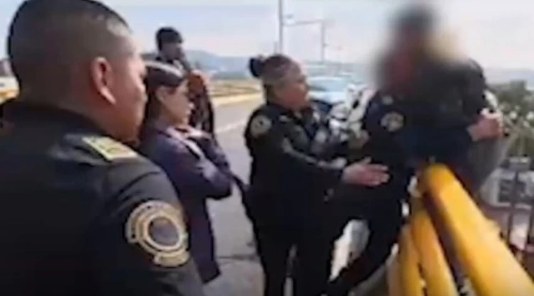 VIDEO_ ¡A segundos de la tragedia! Mujer en crisis de ansiedad amenazó con arrojarse de un puente en.jpg