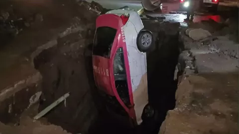 CDMX: Taxi cae en excavación de más de 4 metros de profundidad, en Iztapalapa