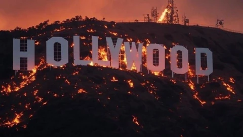 Letrero fake Hollywood en llamas