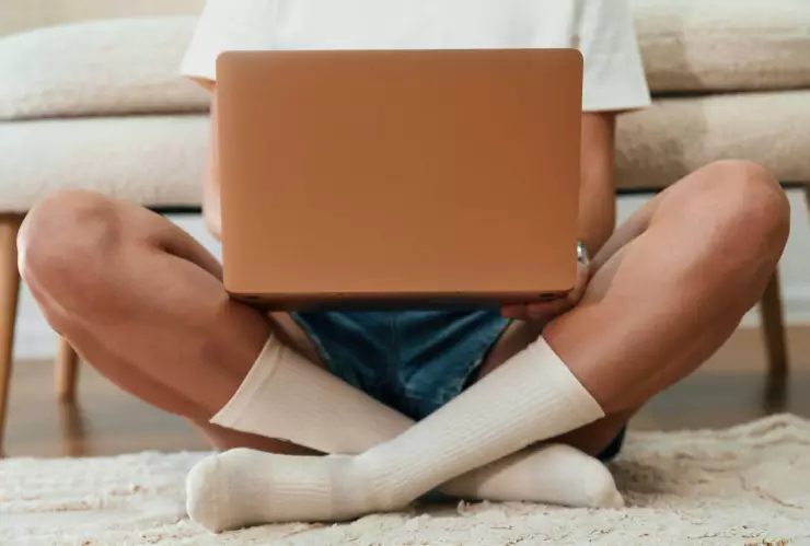 Computadora en las piernas