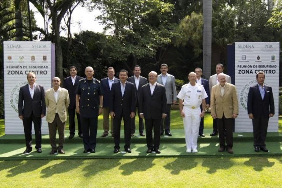 Integrantes del gabinete de seguridad se reúnen en privado con gobernadores del centro del país