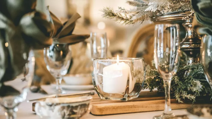 ¿Tu mantel terminó con manchas de cera de vela luego de Navidad? Este es el remedio