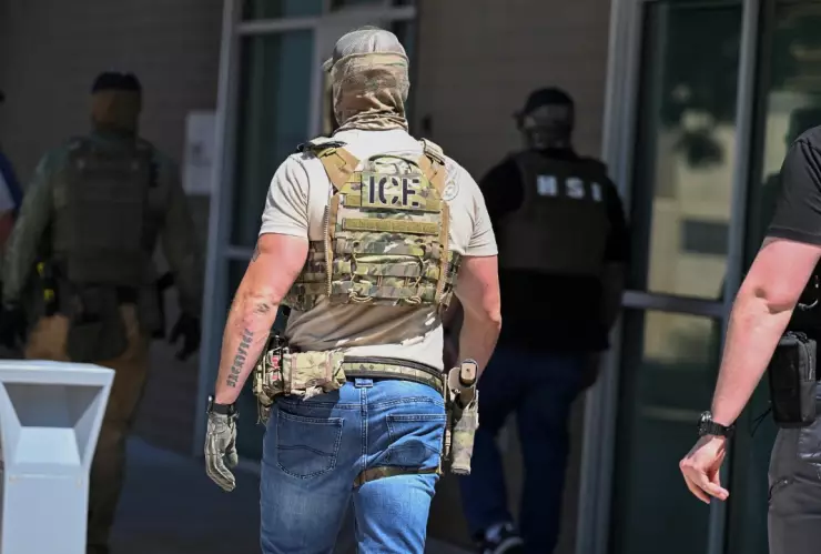 ICE detiene a 80 personas en redada en Nebraska.