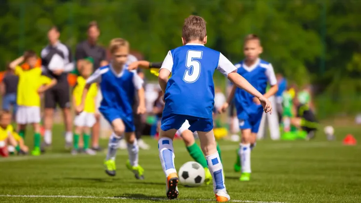 Niño jugando futbol