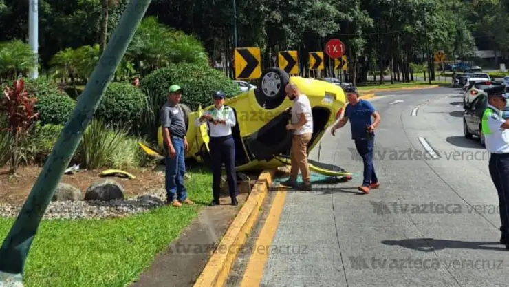Conductora vuelca en calles de Coatepec.