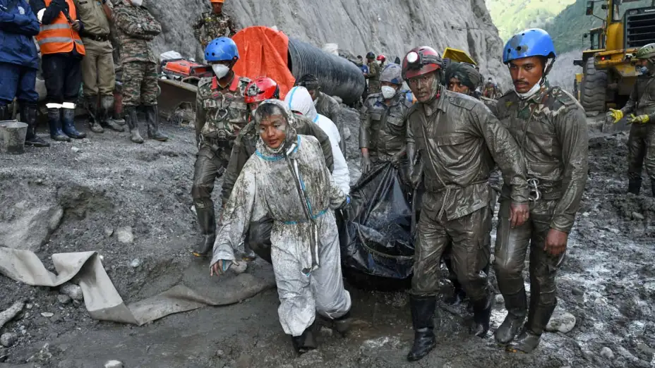 Recuperación de cuerpos de un túnel tras inundaciones en Nepal.
