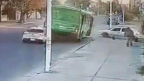 VIDEO_-Se-quedó-dormida-al-volante_-impacta-contra-camión-y-su-vehículo-queda-bajo-las-ruedas-en-Jal.webp
