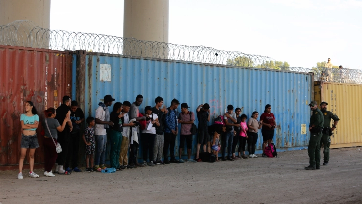 Un grupo de migrantes en la frontera de Eagle Pass, Texas.