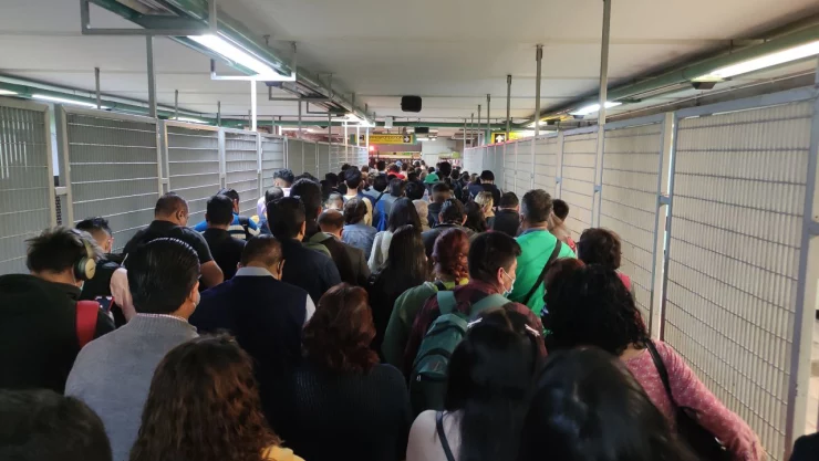 Usuarios del Metro CDMX reportan alta afluencia en Línea B y retrasos de hasta 1 hora.