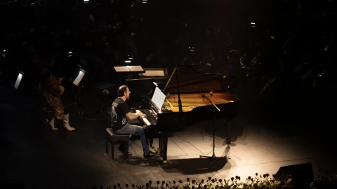 Gerardo Urbán transforma la figura del director de orquesta con conciertos que conectan al público y rompen moldes clásicos.