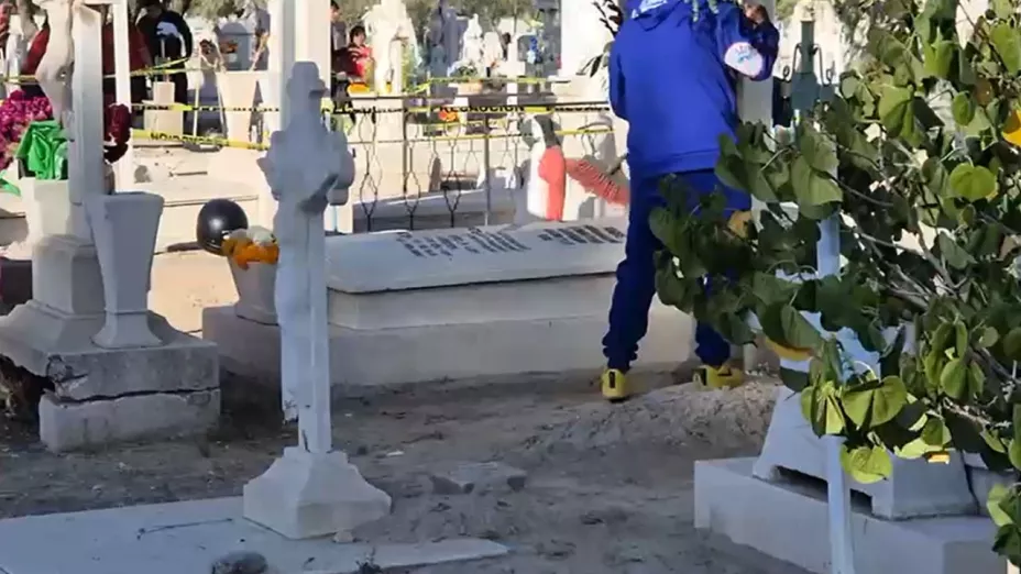 Torreón Policía cae a tumba en panteón y queda hospitalizada.jpg