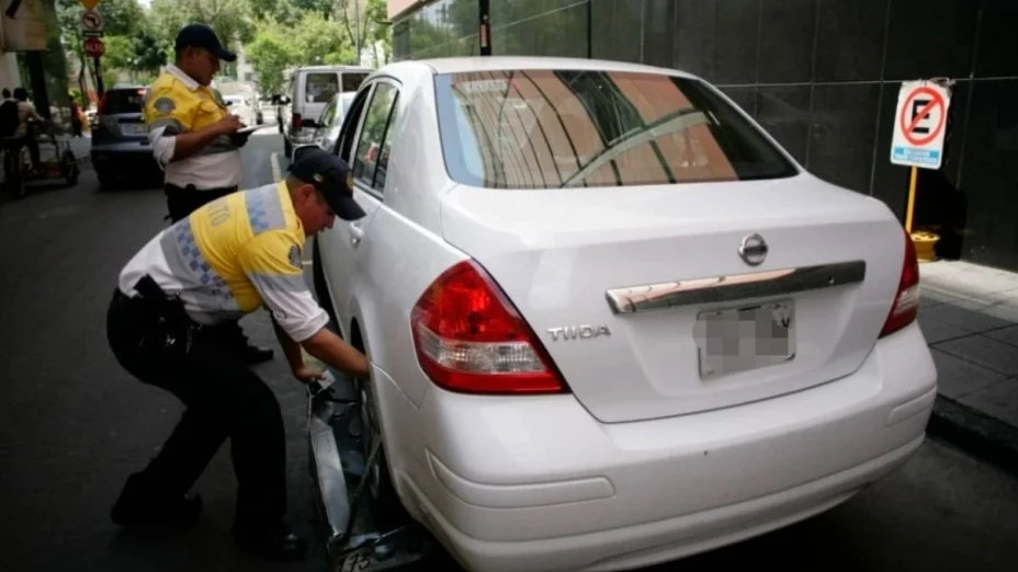 Conductor arranca auto con inmovilizador puesto en su llanta