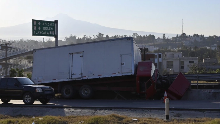 Aparatoso accidente provoca cierre parcial en la autopista Apizaco-Tlaxcala hoy jueves