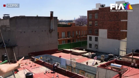 Una vecindad escondida entre nuevos edificios en la colonia Santa María la Ribera, CDMX