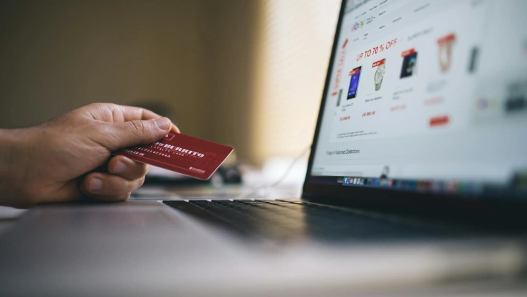 Compras en línea tarjeta bancaria y laptop