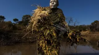 Las guardabosques tienen una función social en Zimbabue, perseguir a cazadores furtivos de un parque natural