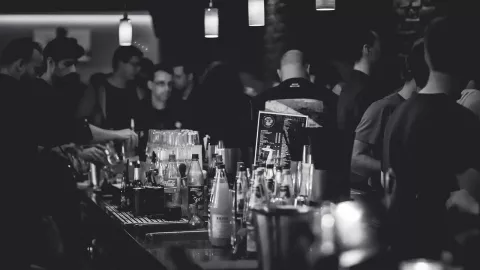 La SSa advierte que combinar alcohol con bebidas energéticas puede provocar una intoxicación hepática