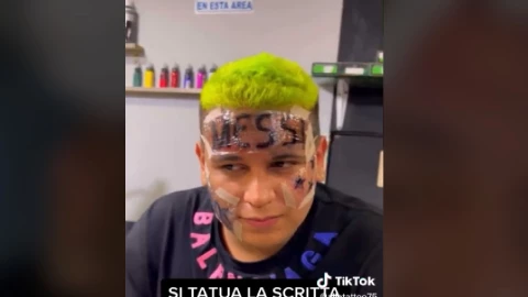Influencer se tatúa Messi en la cara; se arrepiente