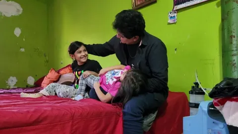 Ángel lucha contra la fibrosis quística de sus tres hijas
