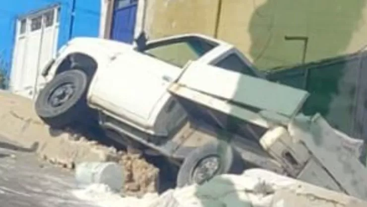 ¡Alerta! Camioneta rompe barrera de contención y hay CIERRE VIAL TOTAL en esta calle de León hoy jueves 14 de noviembre.jpg