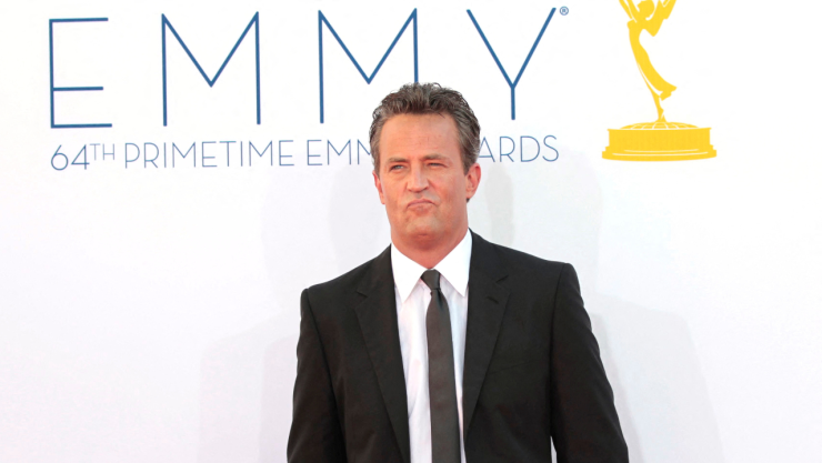 El actor Matthew Perry en la alfombra roja de la edición 64 de los premios Emmy