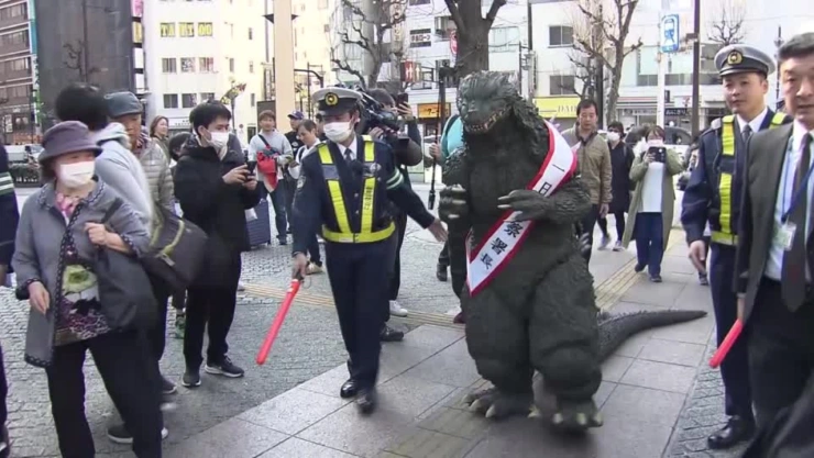 godzilla-policia-japon-un-dia