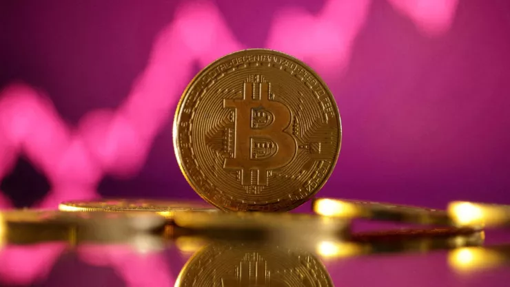criptomoneda bitcoin alcanza los cien mil dólares por primera vez en su hisotira