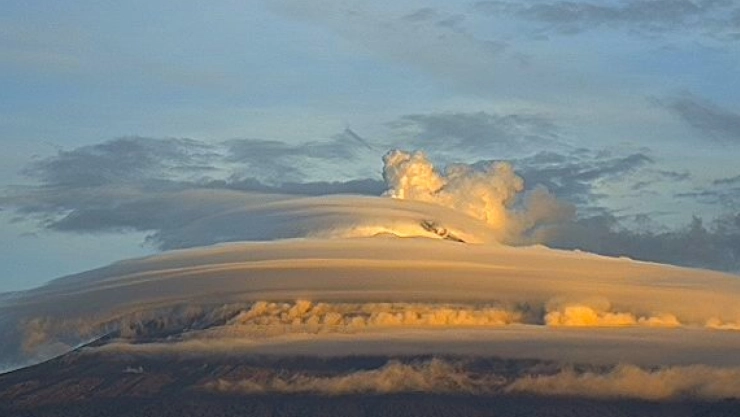 volcán popocatépetl amanece nevado entre nubes lentriculares