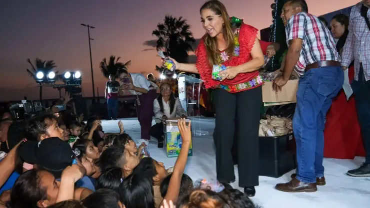 Mara Lezama realiza el encendido del árbol de Navidad en Chetumal