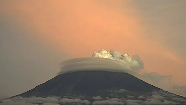 La formación de nubes lenticulares en el Popocatépetl es un fenómeno natural común