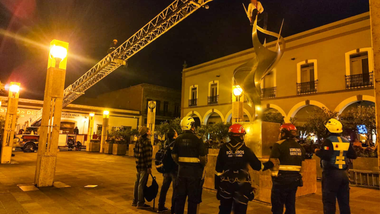 Rescatan a hombre de estatua en Plaza Constitución centro histórico de Querétaro