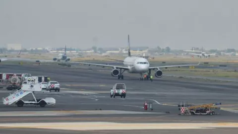 AMLO afirma que vuelve la categoría 1 de seguridad aérea en México