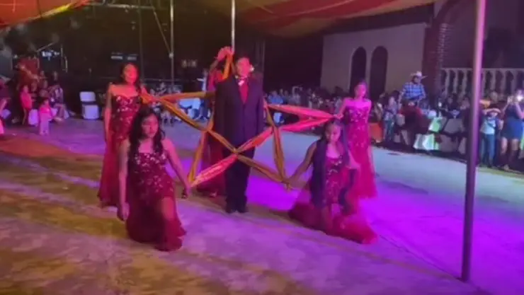 Joven se hace fiesta de XV años con “chambelanas” y todo