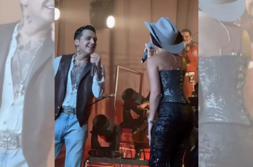 Ángela y Nodal beso (5).jpg