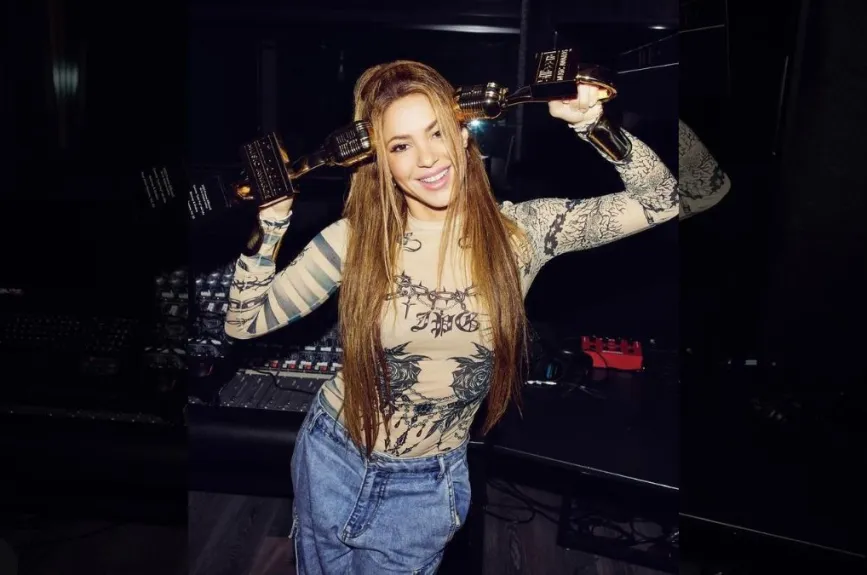 Shakira en el estudio.jpg