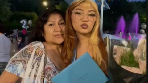 _ ¿Qué pasa en el video donde una joven golpea a su mamá durante su graduación.png