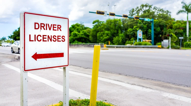 Letrero que indica donde obtener la licencia de conducir