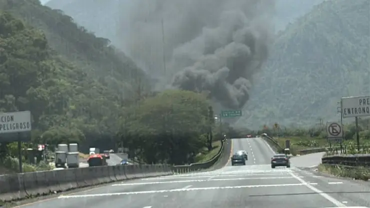 ¡ATENTOS! Quema de llantas en autopista de Veracruz; hay CIERRE VIAL