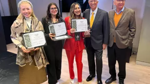 Ricardo B. Salinas Pliego entrega premio finalistas